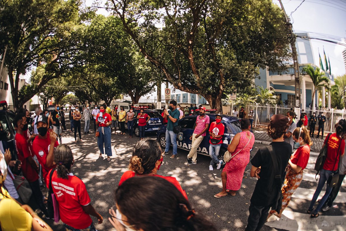brisabracchi13's tweet photo. Se o povo não entra na Câmara, a rua vira espaço de denúncia!

Movimentos sociais protestam contra o novo plano diretor, a verticalização da Orla e a ofensiva contra o meio ambiente e às populações tradicionais de Natal. https://t.co/klGzikINFX