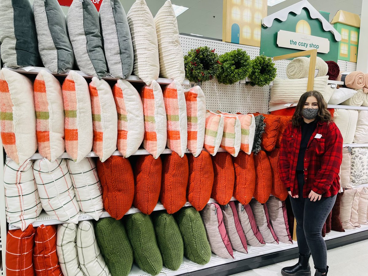 anjiebianco3's tweet image. Grace has been absolutely sleighing it in her new role as VM!
You came in knee deep into Q4 and you're really showing what you can bring. Let's keep this partnership cooking and rock these VMGs next week!💪🏼🎯

@_TheNickOwens @aleahmarie19 @settoselltarget @garmtgt @GraceAtTarget