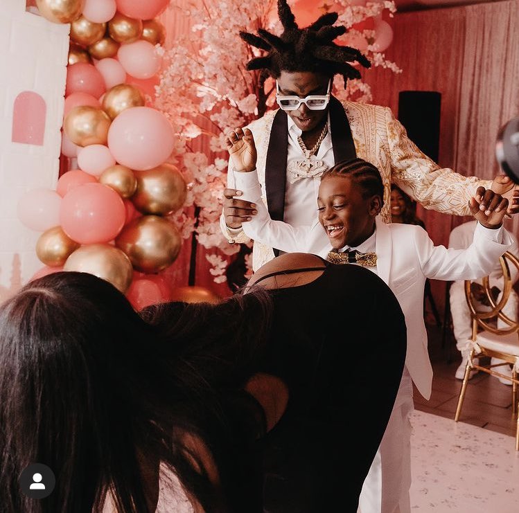 Splashystackss's tweet photo. Kodak Black getting his son started with Grown women at a young age 👀 https://t.co/B0T4EWvYCu