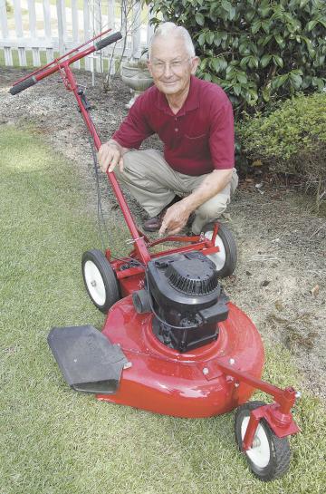 FarmShow's tweet image. What if cutting the lawn with a push mower could be made a whole lot easier? Thanks to its ultra-maneuverability, an invention by 80-year-old Furney Eubanks of Trenton, N.C. accomplishes that. #archives #pushmower #steering farmshow.com/a_article.php?…