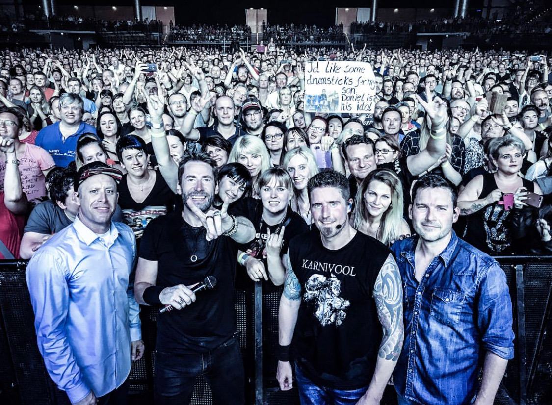 Nickelback's tweet photo. Wishing everyone a very safe and happy holiday season! https://t.co/dKcCgmDwab