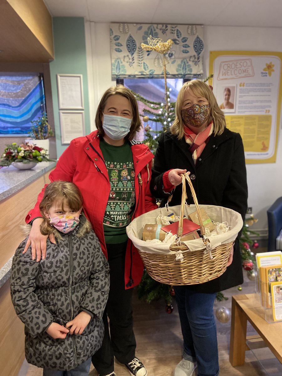 FundraiserHan's tweet photo. It was so lovely to finally meet sisters Verity and Lauren who fundraised for us throughout the last 18 months and through lockdowns to raise over £2000. They also donated lots of lovely pamper gifts for our patients and staff to enjoy over the festive season 💛thank you so much! https://t.co/2ogxgjYih6
