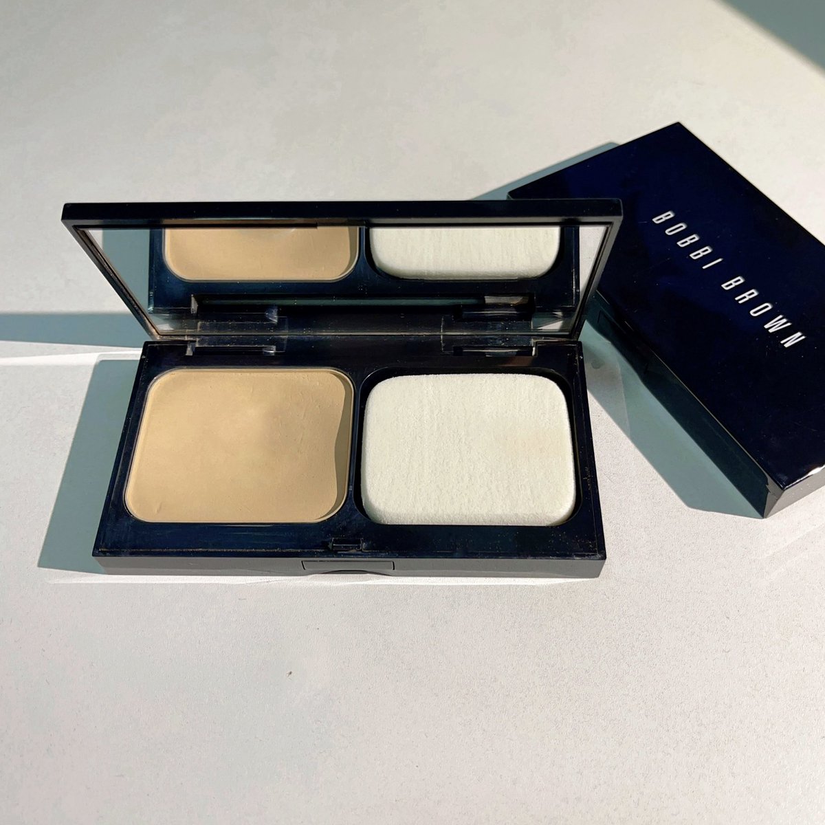 Khunsomsree's tweet photo. "บางเบาแต่ปกปิด" มีอยู่จริง 
Skin Weightless Powder Foundation 
แป้งผสมรองพื้นจาก @BobbiBrown_TH 
ช่วยอำพรางรูขุมขนและริ้วรอย ยังให้ความรู้สึก��บาสบายผิว ป้องกันเหงื่อและความชื้น คงสภาพให้ผิวดูสดใส ไม่เปลี่ยนสีหรือดูหมองคล้ำระหว่างวัน แนะนำเลยค่ะ #ใช้ดีบอกต่อ https://t.co/tnr1J4zA1Z
