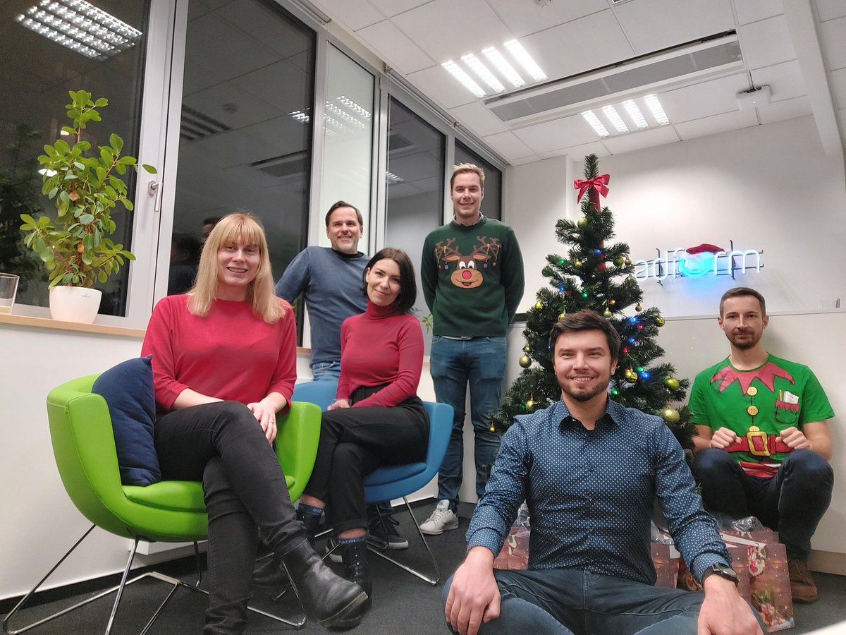 AdformCZ_SK's tweet photo. Vstávejte, k rodinám chvátejte! Vánoční čas už je tu, chce to pauzu od netu! Dopřejte si klid od práce i od starostí a užívejte drobných vánočních radostí. Mějte krásné, klidné svátky a pamatujte,
náš #Adform tým bude v novém roce v plné síle zpátky! #MerryChristmas https://t.co/TAQlRS6N6G