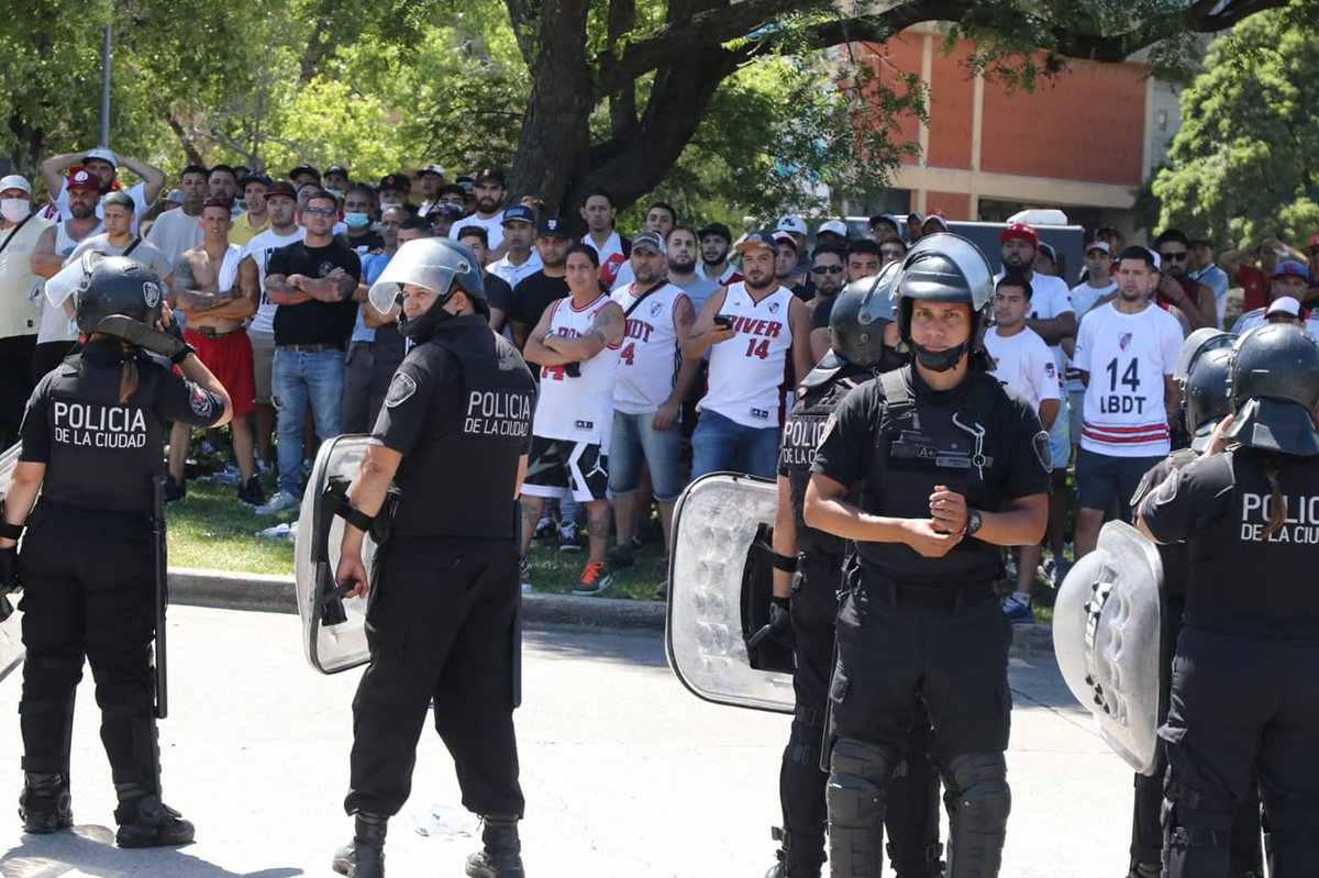 🤬LA FOTO DEL ESCÁNDALO

Con barras custodiados por la policía Cavalieri recibió a lxs trabajadorxs que fueron a participar de la asamblea de memoria y balance del SEC CABA💥

La asamblea fue interrumpida finalmente por el secretario de organización Luis Sainz 

#23dicembre