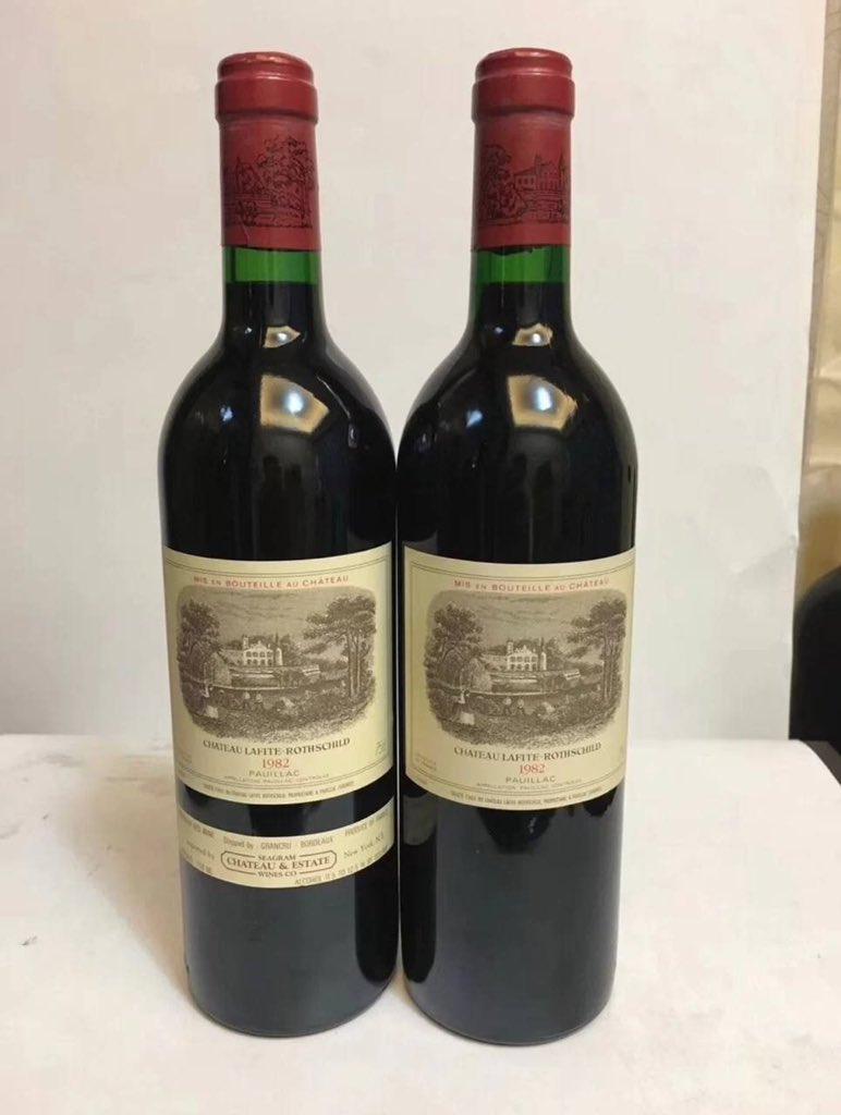 sunflower4152's tweet photo. Which one is more suitable for Christmas?😊😊🥳 https://t.co/wtGn2I8JiK