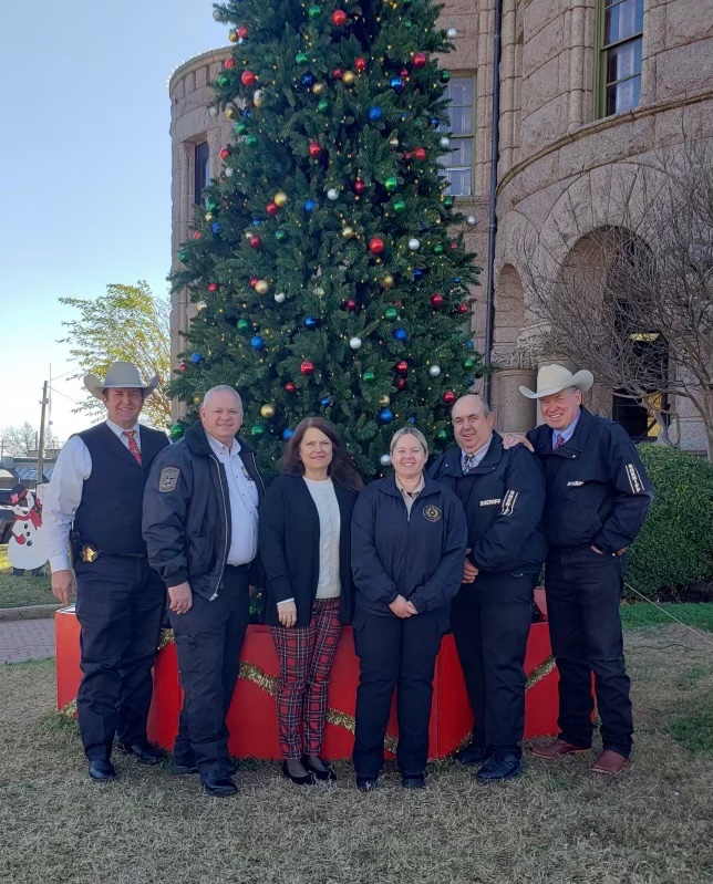 akin_lane's tweet photo. From the lawn of Wise County’s 1895 courthouse, our WCSO leadership team is wishing you all a memorable and meaningful Merry Christmas.  

We are blessed to serve the citizens of Wise County. https://t.co/pbXjnx0Jti