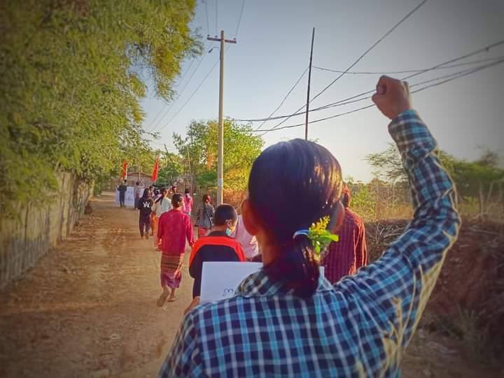 MyoMinH41016334's tweet photo. Locals from Monywa, Letpadaungtaung area staged a powerful strike to oust the genocidal dictators this evening. #India_StopSupportingTerrorists #Dec23Coup   #WhatsHappeningInMyanmar https://t.co/ScsVXixMvU
