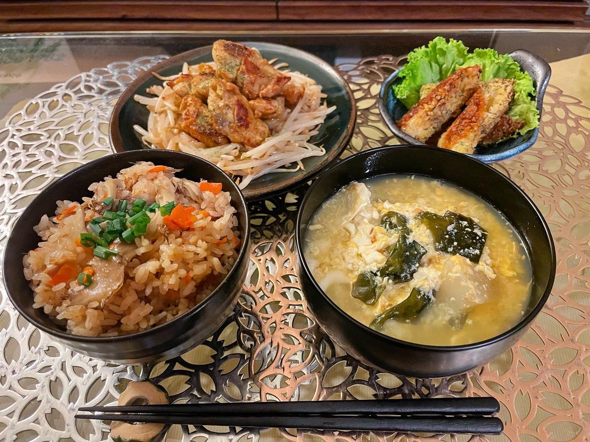 ha87prv's tweet photo. #タンドリーチキン
#竹輪の磯辺揚げ
#炊き込みご飯
#大根とワカメと卵の味噌汁

#トゥンジージューシー
( 冬至に食べる炊き込みご飯 )

.

#料理 #私料理 #手料理 #自炊 #料理記録 #ごはん記録 #晩ごはん #おうちごはん #おうち時間 #おうち居酒屋 #ディナー　#つまみ飯 #料理好きな人と繋がりたい https://t.co/jITkPw2I0w