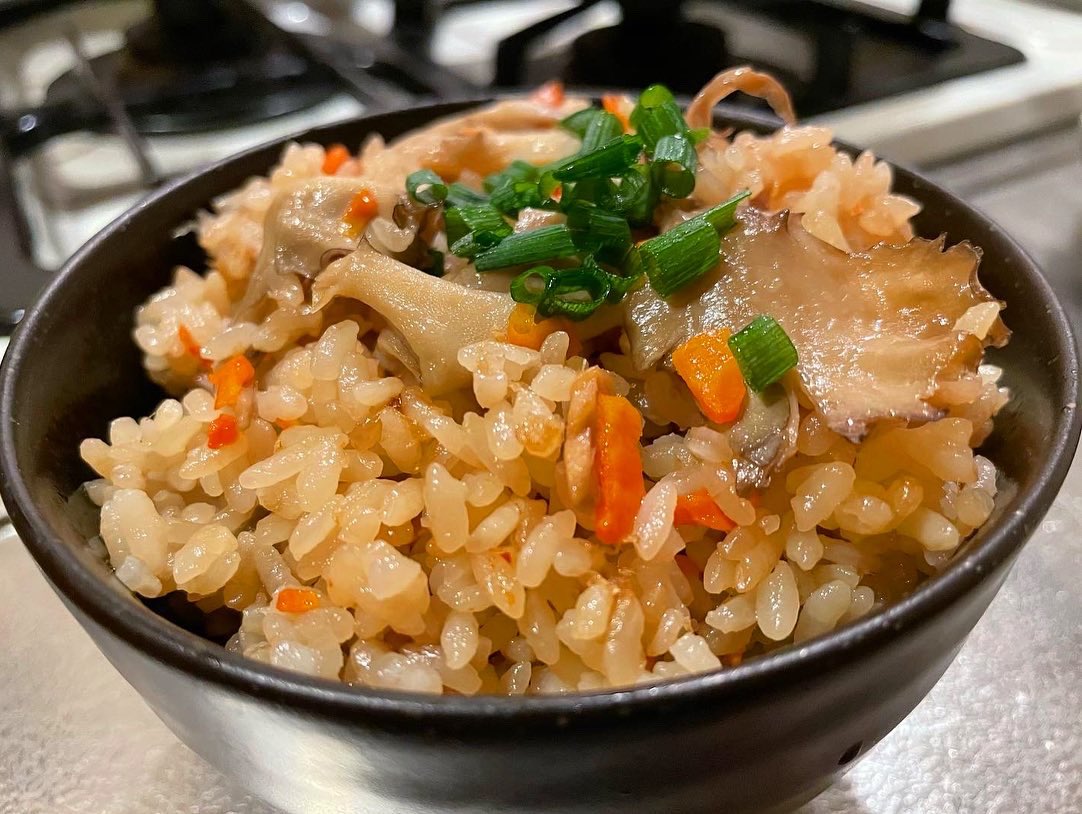 ha87prv's tweet photo. #タンドリーチキン
#竹輪の磯辺揚げ
#炊き込みご飯
#大根とワカメと卵の味噌汁

#トゥンジージューシー
( 冬至に食べる炊き込みご飯 )

.

#料理 #私料理 #手料理 #自炊 #料理記録 #ごはん記録 #晩ごはん #おうちごはん #おうち時間 #おうち居酒屋 #ディナー　#つまみ飯 #料理好きな人と繋がりたい https://t.co/jITkPw2I0w