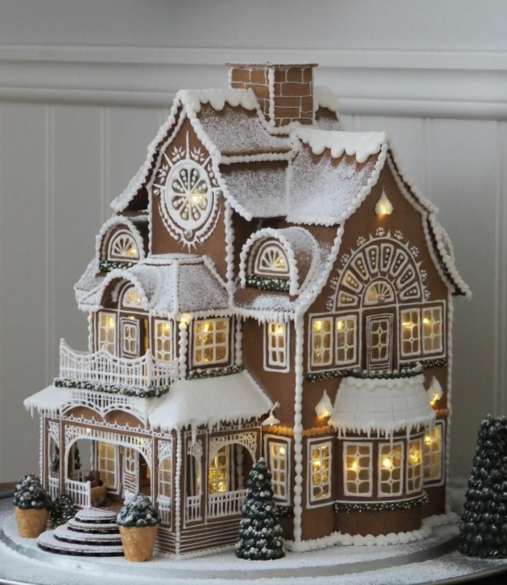 daily_dolce's tweet photo. Gingerbread house by ellen.hanssons https://t.co/b2yP54IChF