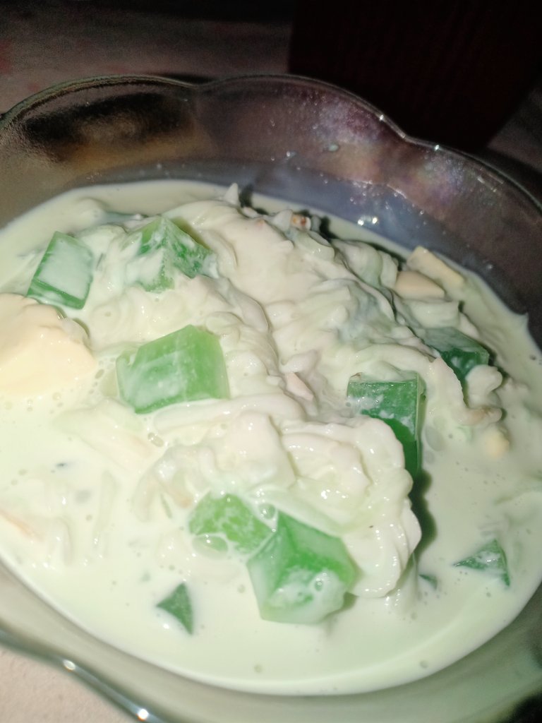 michaelgeralt's tweet photo. Sege ra tawon kog Buko Salad, puslan man free ang butong. Salamat Lord. Wala nani pagbalik davao.. https://t.co/7Pf1KDyBom