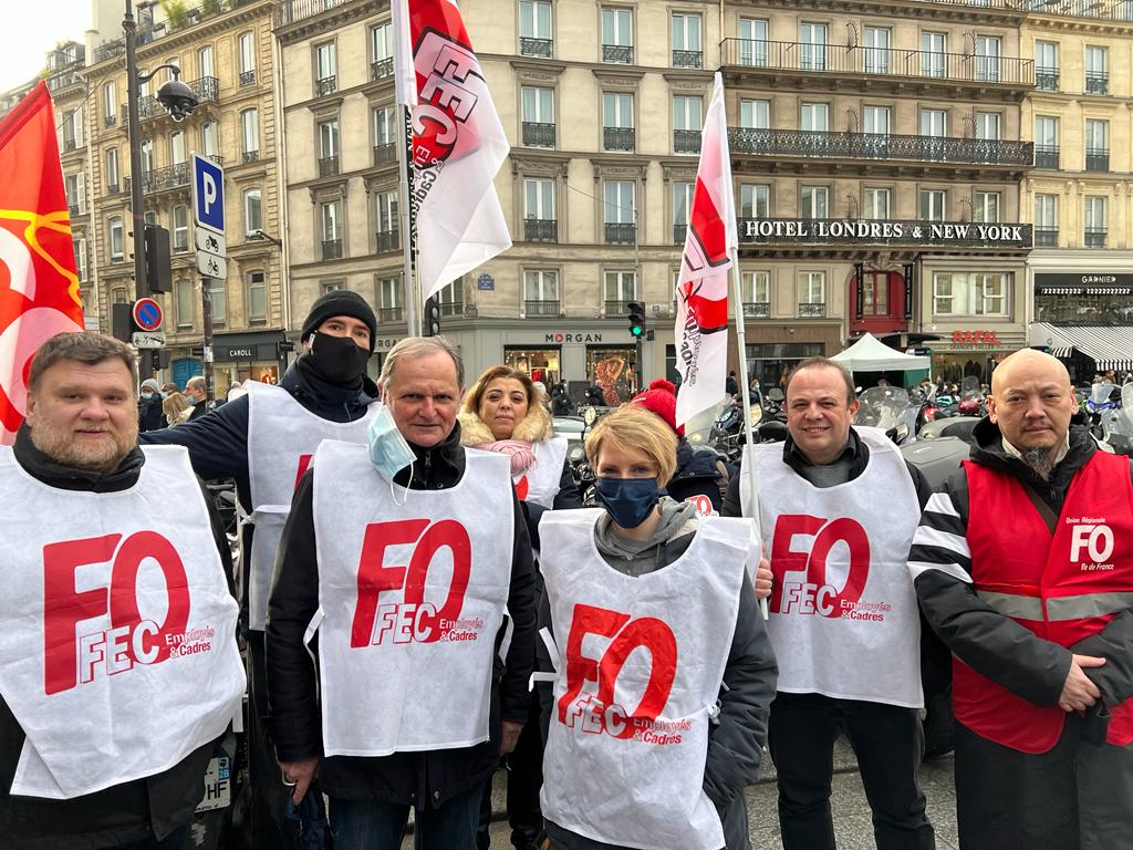 FECFO's tweet photo. Les salariés de la fnac mobilisés pour leurs salaires et leurs emplois !
Il FO augmenter les salaires  !
Le salaire n'est pas l'ennemi de l'emploi ! https://t.co/6HHHFp4G1c