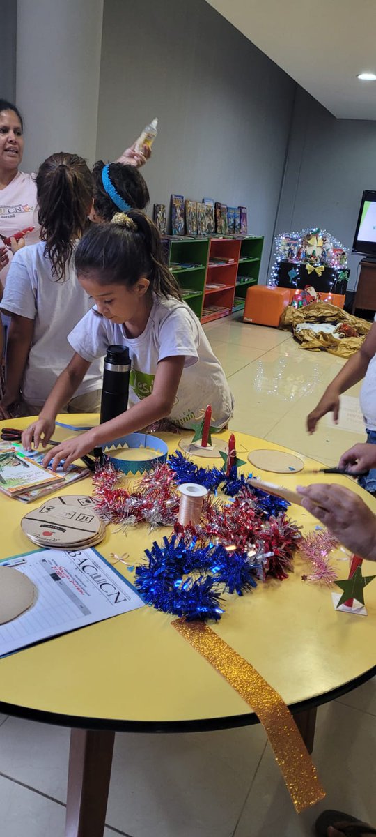 baccnpy's tweet photo. Tratando de recordar las viejas lindas tradiciones, hoy hicimos un pesebre viviente!🌟
.
Leímos un cuento y vimos una peli sobre la navidad. 🎄
#vacacionesinovidables2021 #baccnpy #bibliotecacongresopy https://t.co/VPTdWlI1zT