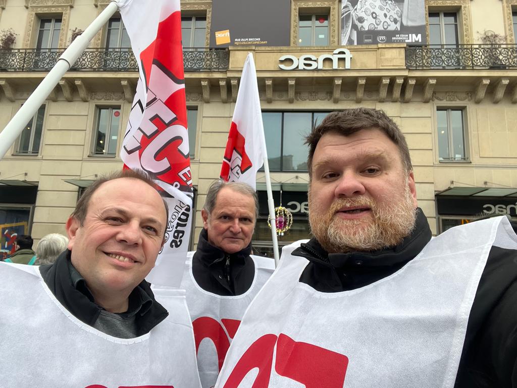 FECFO's tweet photo. Les salariés de la fnac mobilisés pour leurs salaires et leurs emplois !
Il FO augmenter les salaires  !
Le salaire n'est pas l'ennemi de l'emploi ! https://t.co/6HHHFp4G1c