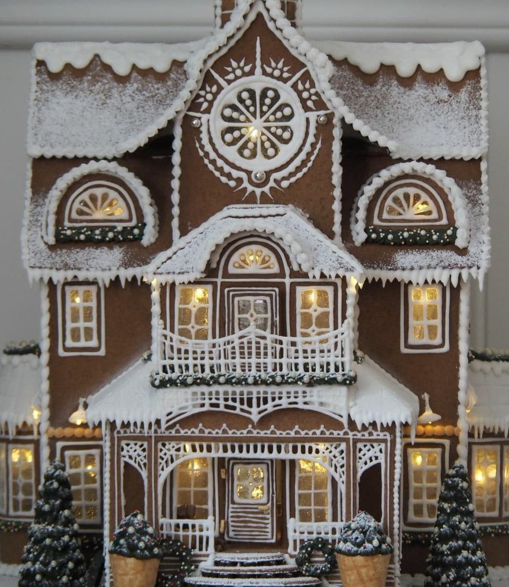 daily_dolce's tweet photo. Gingerbread house by ellen.hanssons https://t.co/b2yP54IChF