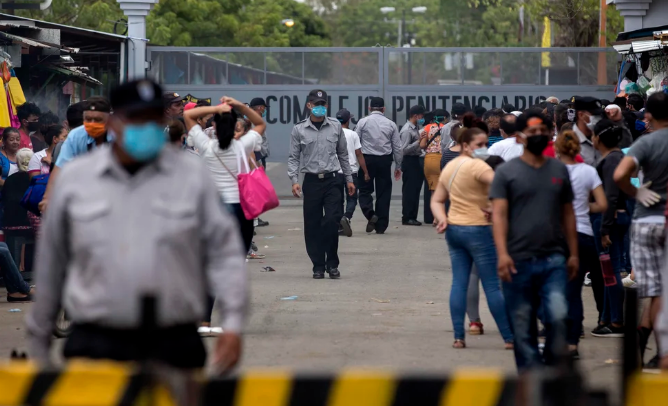 ImpactoMundo_'s tweet photo. El gobierno de #DanielOrtega liberó más de 1.000 presos, con esta decisión, habrían sido excarcelados cerca de 4.000 #convictos en 2021. Mientras la #Iglesia católica pidió por los presos políticos aún no se ha dado datos sobre ellos. https://t.co/SMProvFFaX