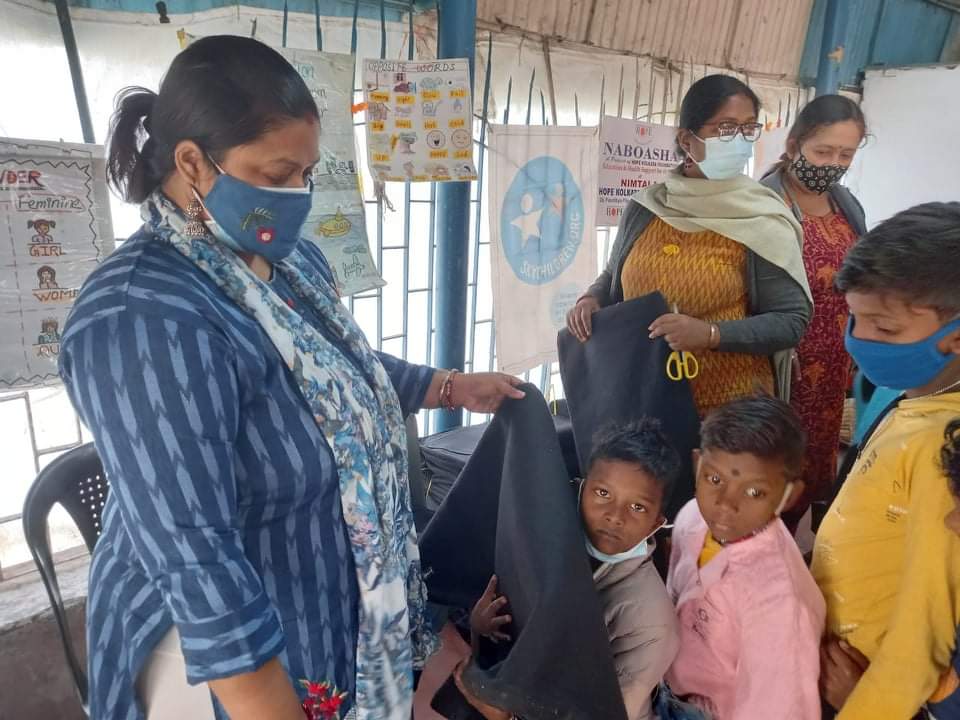 HopeFoundation's tweet photo. Here are some recent photos from a blanket distribution by PDP group at a Naboasha.
Naboasha centres are informal centres for students who are struggling with school work. Our tutors are there to help them get back on track! We support schools to prevent drop outs at an early age https://t.co/bwaWGTCXj7