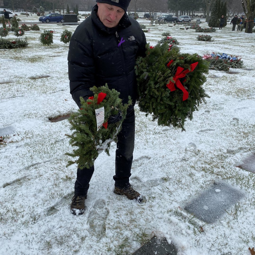 ComericaBank's tweet photo. Comerica Colleagues across the country were proud to recognize those who served our nation at #WreathsAcrossAmerica last week. These beautiful wreath-laying ceremonies honor veterans from the Revolutionary War to the present day. #ComericaCares https://t.co/SzFSlUYhox