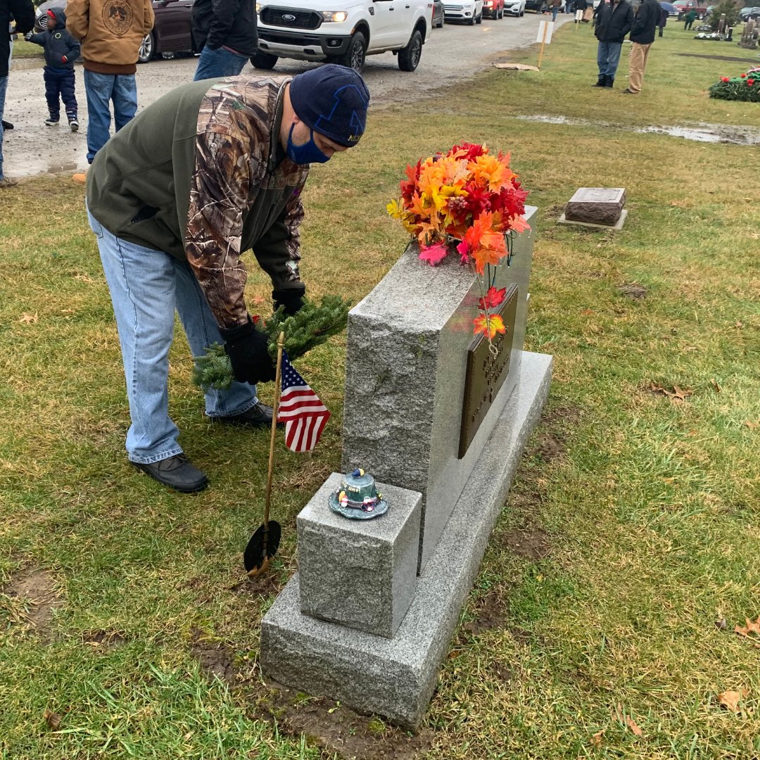 ComericaBank's tweet photo. Comerica Colleagues across the country were proud to recognize those who served our nation at #WreathsAcrossAmerica last week. These beautiful wreath-laying ceremonies honor veterans from the Revolutionary War to the present day. #ComericaCares https://t.co/SzFSlUYhox