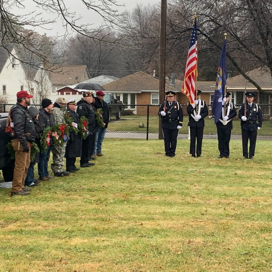 ComericaBank's tweet photo. Comerica Colleagues across the country were proud to recognize those who served our nation at #WreathsAcrossAmerica last week. These beautiful wreath-laying ceremonies honor veterans from the Revolutionary War to the present day. #ComericaCares https://t.co/SzFSlUYhox
