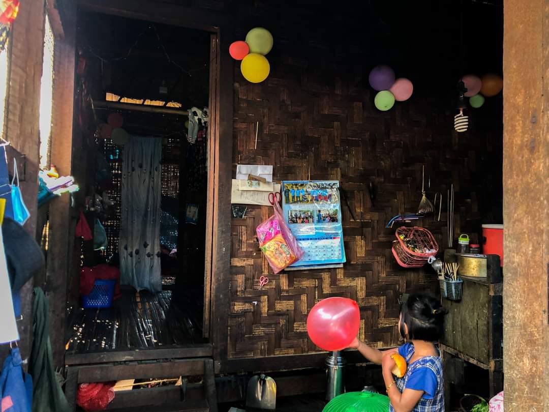 DrHsuMonHla's tweet photo. Christmas Eve scenes of refugees at a random camp in Kachin state. They have been fleeing for 10 years already. #AuspiceRefugees  #RefugeesNeedHelp #Dec23Coup  #WhatsHappeningInMyanmar https://t.co/FHCaSQ5Ene
