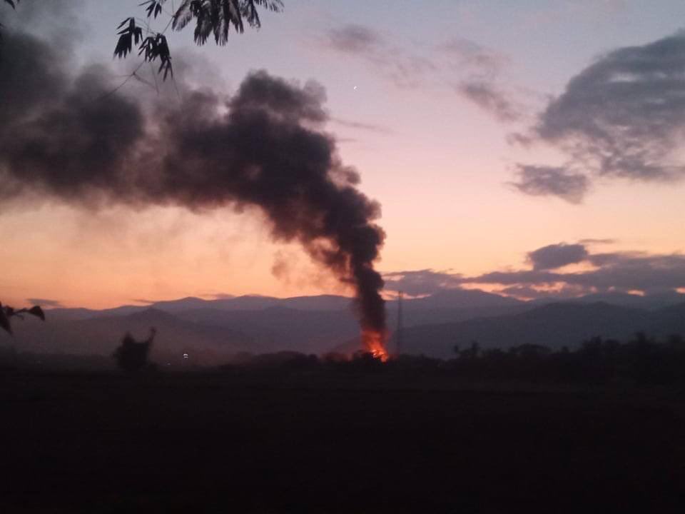 2021Revtweets's tweet photo. After SAC launched Airstrike with Mi35p fighter jet on NatChaung village on Kale-Gangaw road, where clashes between SAC and CDF are happening, and torched down houses in the village since 5pm.
#India_StopSupportingTerrorists
#Dec23Coup  
#WhatsHappeningInMyanmar https://t.co/vsPh0SBlxR