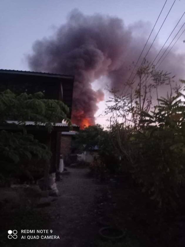 2021Revtweets's tweet photo. After SAC launched Airstrike with Mi35p fighter jet on NatChaung village on Kale-Gangaw road, where clashes between SAC and CDF are happening, and torched down houses in the village since 5pm.
#India_StopSupportingTerrorists
#Dec23Coup  
#WhatsHappeningInMyanmar https://t.co/vsPh0SBlxR