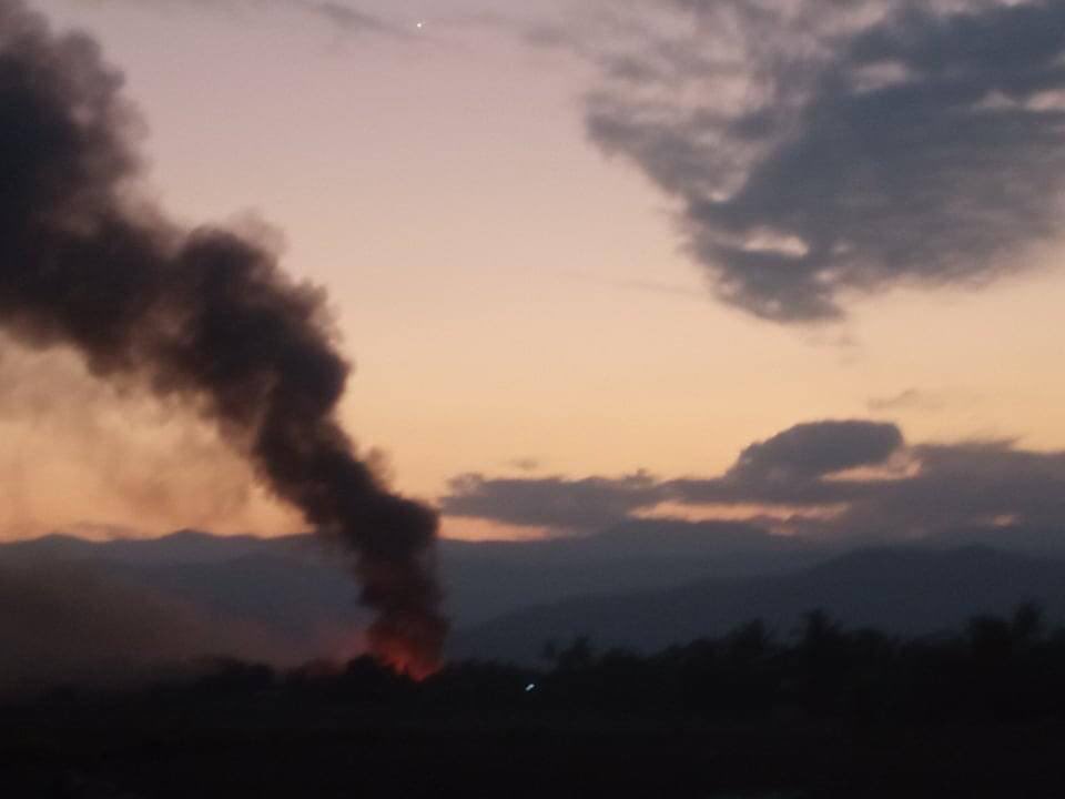 2021Revtweets's tweet photo. After SAC launched Airstrike with Mi35p fighter jet on NatChaung village on Kale-Gangaw road, where clashes between SAC and CDF are happening, and torched down houses in the village since 5pm.
#India_StopSupportingTerrorists
#Dec23Coup  
#WhatsHappeningInMyanmar https://t.co/vsPh0SBlxR