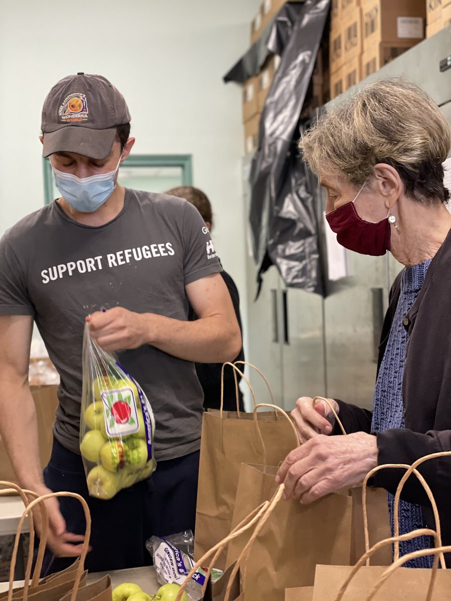 Commonpoint_Qns's tweet photo. Registration for our #MLKDay of Service with @UJAfedNY is now open! Join us January 17 to make soup, hygiene kits, relax jars, origami and more at Central Queens &amp; Sam Field, with the option to participate in a project from home. Learn more and register at https://t.co/vLN9pMpDGy https://t.co/DpLg5rFx2z