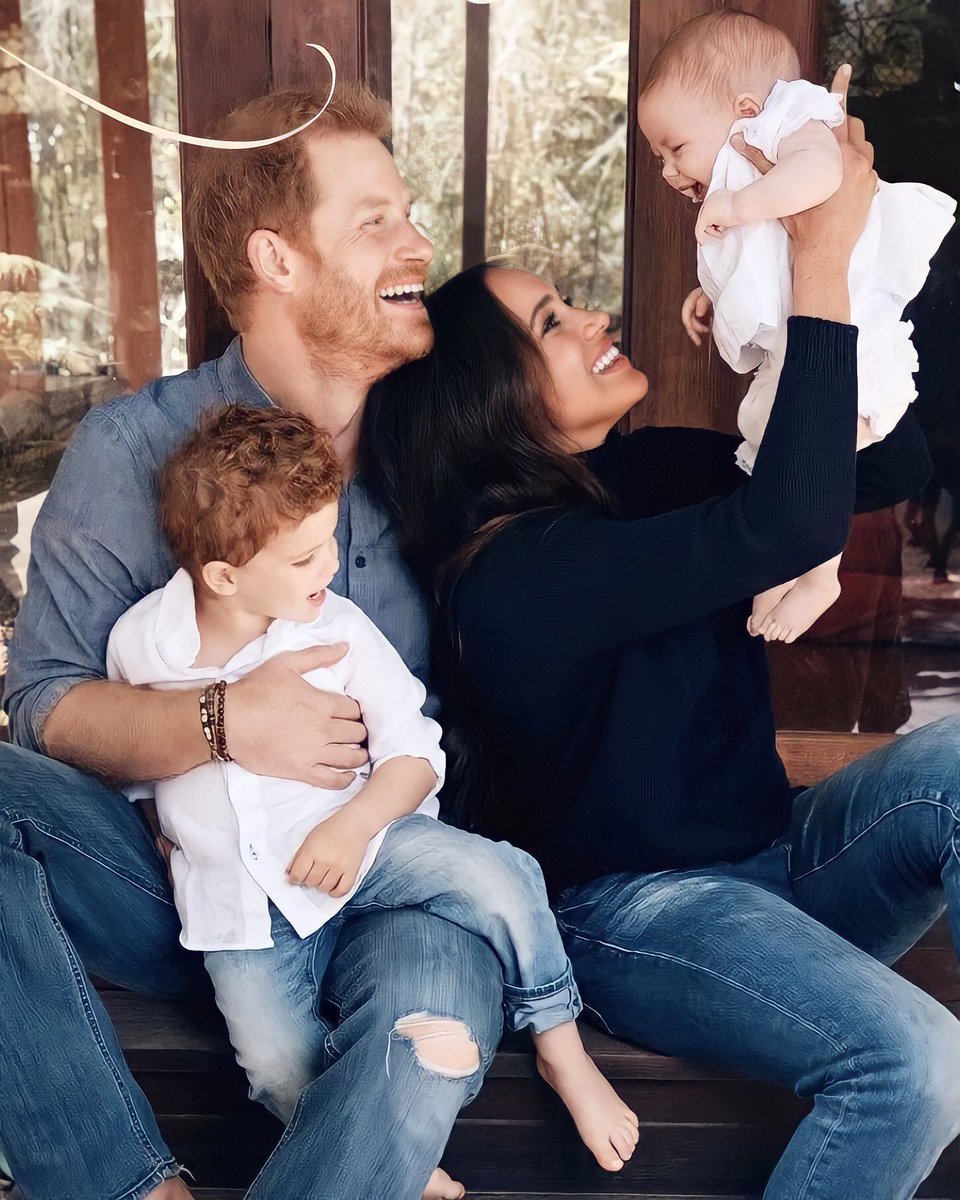 tinabop29's tweet photo. Omg!!! I’m in love. Their card is a so cute!!! Lili and Archie are absolutely gorgeous. 🖤🤍🖤🤍
#HarryandMeghan 
#ArchieAndLili https://t.co/3e4JEUwzyE