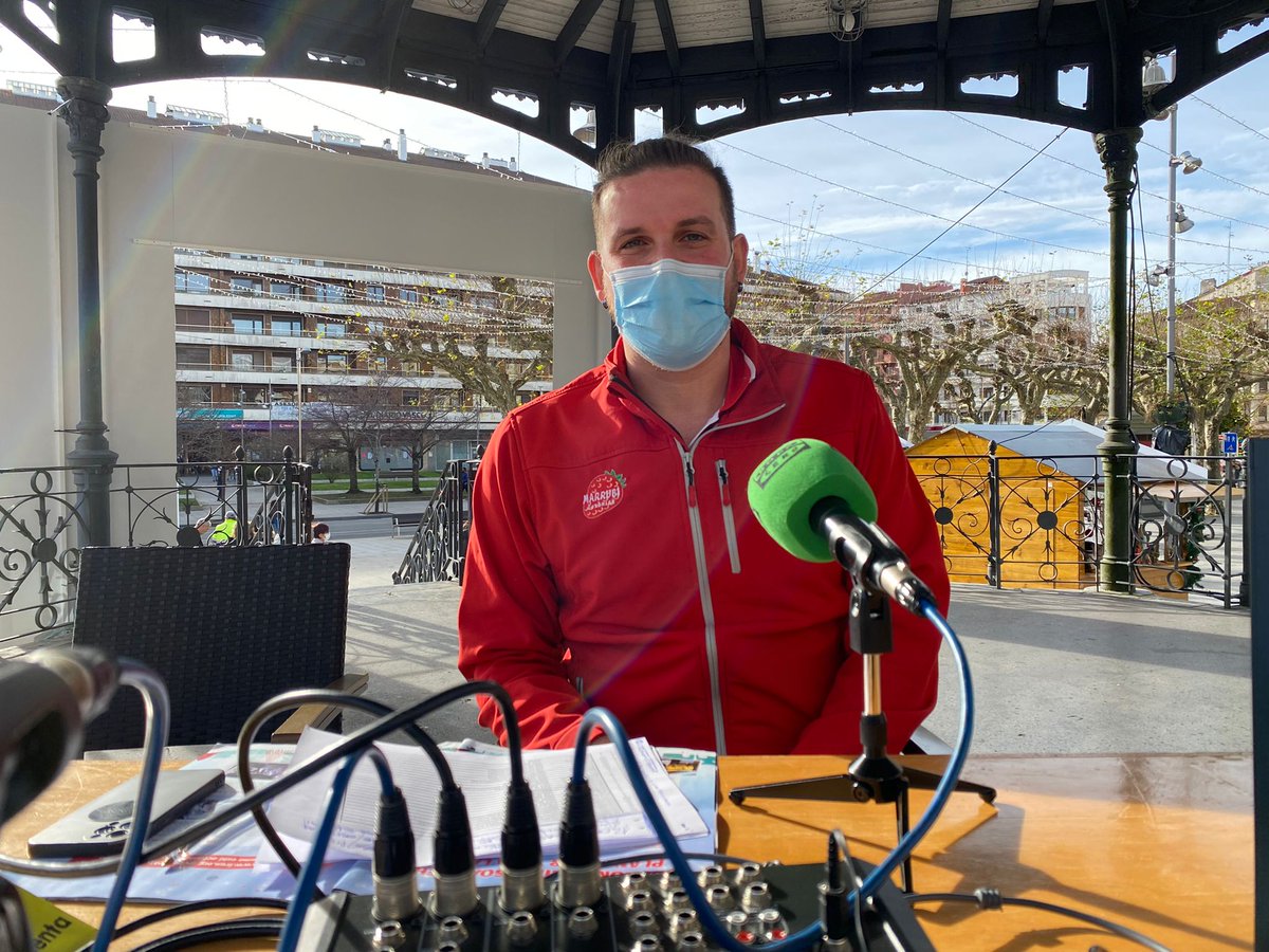 MasDUnoGipuzkoa's tweet photo. Con Eduardo Yañez
Más de Uno Gipuzkoa 23/12/2021 https://t.co/cQUG6HiVm6  
@AraxesDonostia
@jasantano #IrunCapitalDeTuNavidad @Irun_informa
#Pistadehielo #Marrubi #Bidashop #AngelPazos @LuisMarianoIrun
#JavierHuarte #Eskuz-Lan 
#Ana #PickingPack
#Graciella #Neskapolita 
#Deportes https://t.co/tMuCLvoxst