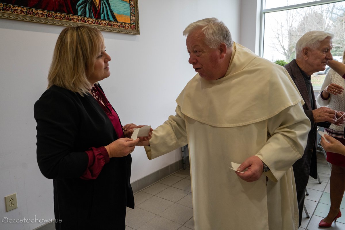 OLCZShrine's tweet photo. #Paulini jak co roku, spotkali się z pracownikami Amerykańskiej Częstochowy na Spotkaniu Opłatkowym i Wigilijnym. Jesteśmy niezmiernie wdzięczni wszystkim naszym pracownikom za ich trud i poświęcenie, a zarazem życzymy radosnego przeżywania Świąt Narodzenia Pańskiego!

#Oplatek https://t.co/yevHCgNLd5