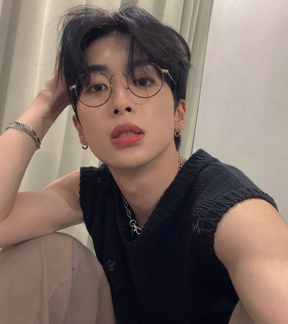 xBlueRcse's tweet photo. ──────────────────

 . °✧·. . 𝘊𝘶𝘳𝘳𝘦𝘯𝘵𝘭𝘺 𝘭𝘪𝘴𝘵𝘦𝘯𝘪𝘯𝘨 𝘵𝘰
           𝘾𝙞𝙧𝙘𝙡𝙚𝙨 𝘣𝘺 𝙋𝙤𝙨𝙩 𝙈𝙖𝙡𝙤𝙣𝙚. ˎˊ˗ https://t.co/gaE8sYdnPE