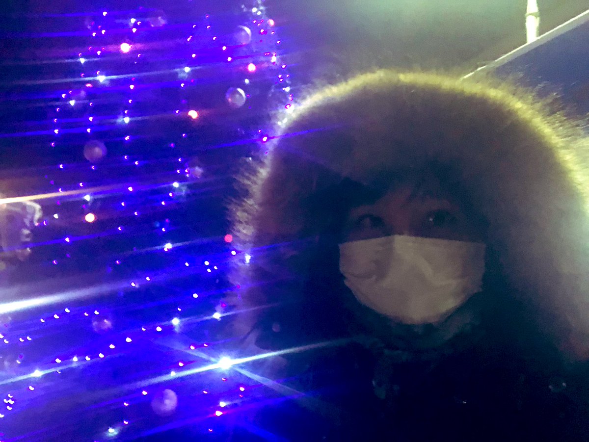 jj_oyun's tweet image. Aaaaaw, гоё байна, хүйтэн байна, жихүүн байна. Гадаа хүйтэн болохоор дотроосоо халуухан баймаар санагдаж байна. Чоно байсан бол голын хөлдүү мөсөн дээр суугаад улимаар байна этр #брабру #ColdButGold Хариад вино л олж ууя даа хэхэ 🍷 нисэх дээр -31 зааж бна