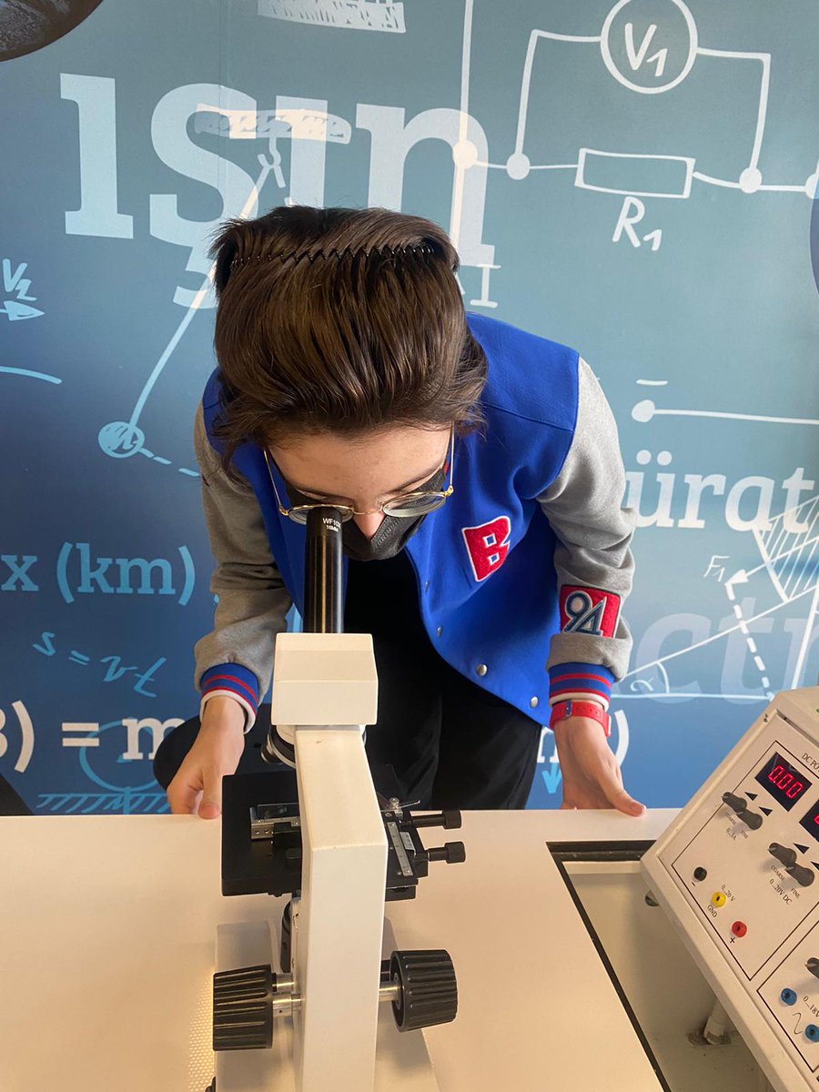 9.sınıf öğrencilerimiz ile birlikte Biyoloji dersinde bitki hücre zarı yapısını mikroskopta inceledik.Derste öğrendiğimiz teorik bilgileri uygulamalı olarak deneyerek gözlemledik.