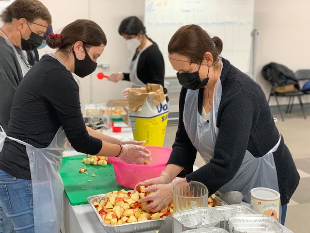 Commonpoint_Qns's tweet photo. Registration for our #MLKDay of Service with @UJAfedNY is now open! Join us January 17 to make soup, hygiene kits, relax jars, origami and more at Central Queens &amp; Sam Field, with the option to participate in a project from home. Learn more and register at https://t.co/vLN9pMpDGy https://t.co/DpLg5rFx2z