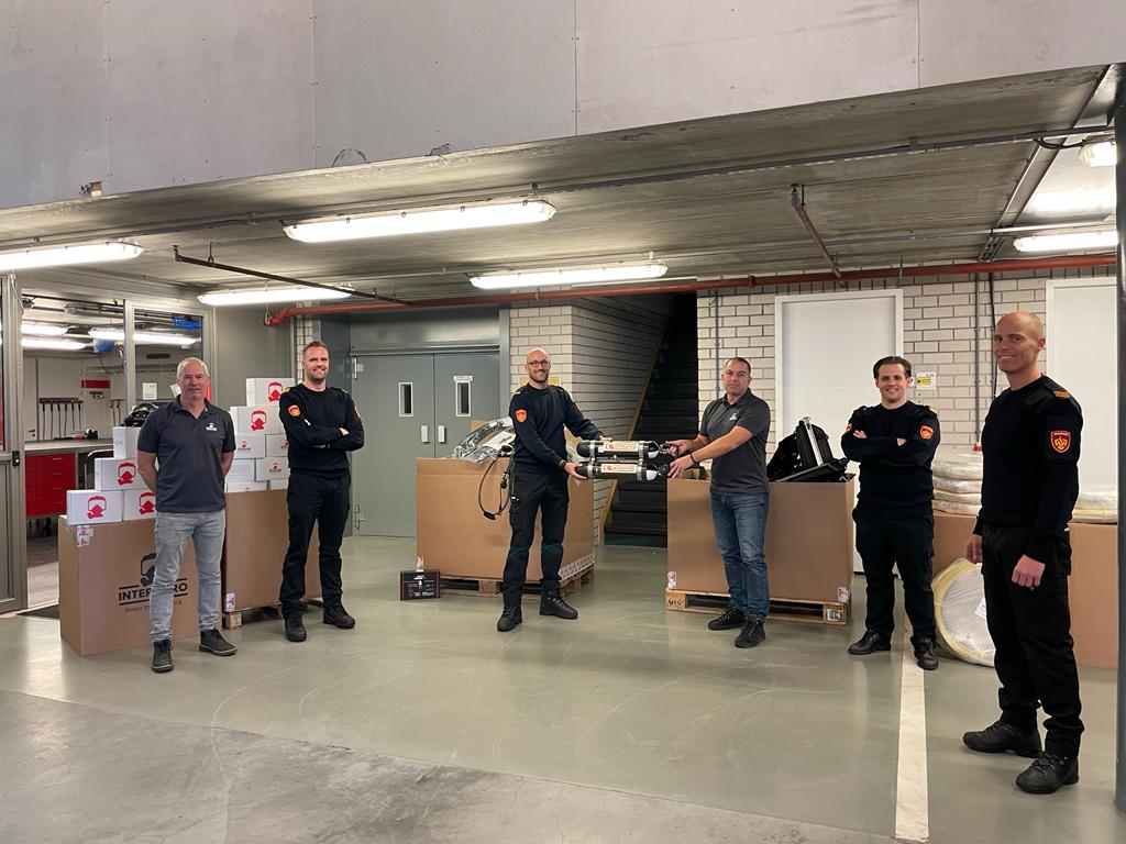 MarkKroef's tweet photo. Vandaag hebben we de nieuwe duiktoestellen in ontvangst genomen van Interspiro. Onze duikposten Deventer en Zwolle kunnen hier weer even mee vooruit. Toch even een moment om bij sil te staan🎉🎉
#brandweerduiken @InterspiroNews @VRIJsselland https://t.co/1xvAxb1jq4