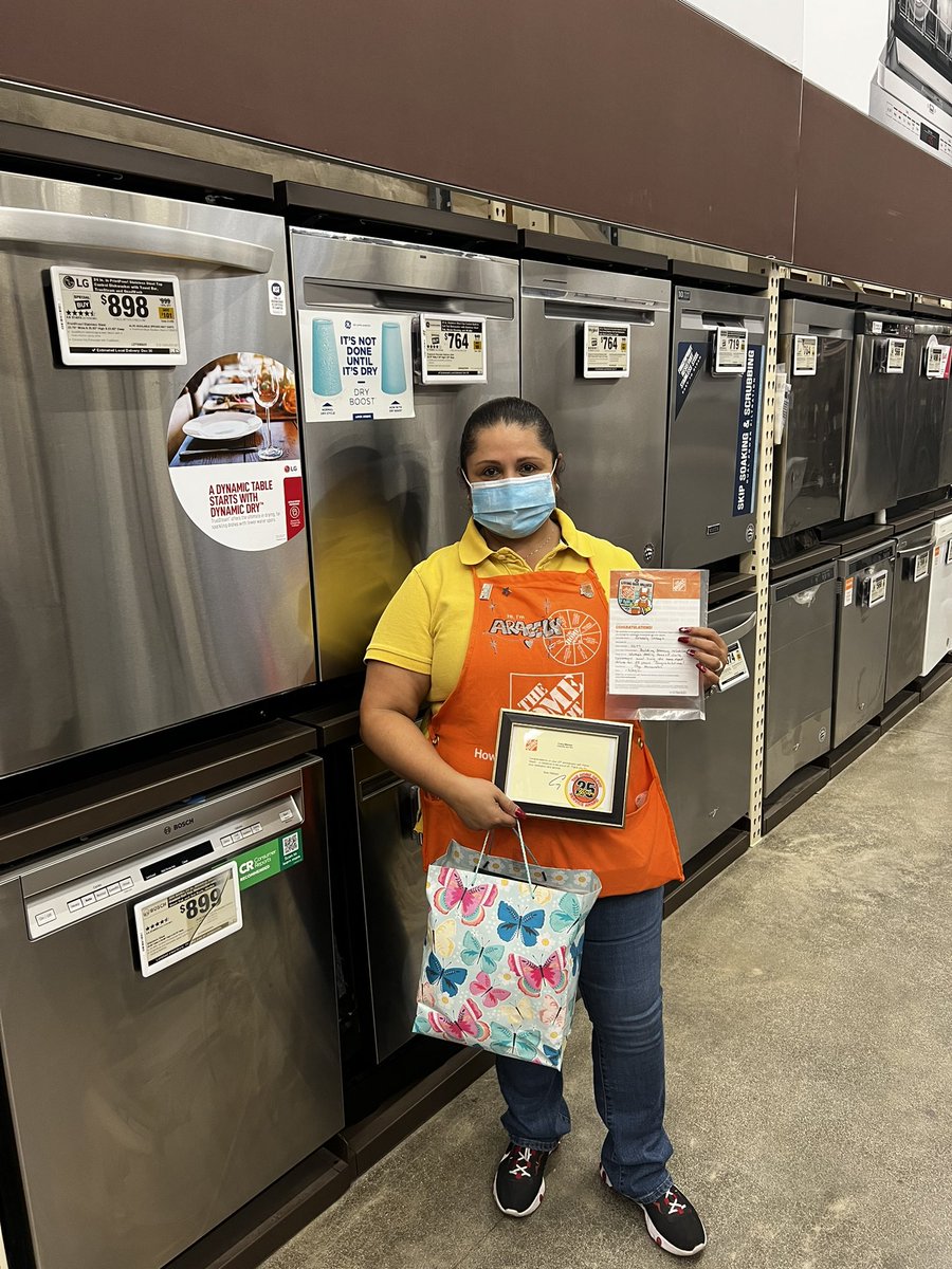 maran_angel's tweet photo. Congratulations 🎉🎈🎊 Aracely for 25 years with HD. Thanks for your support and sharing your knowledge with the associates. @NillyMartinez @VegaMapvega @oswaldo23220044 @Olga78672 @camilaruiz012 @al55pos @JoeRSantelia https://t.co/MWqB9TQo2N