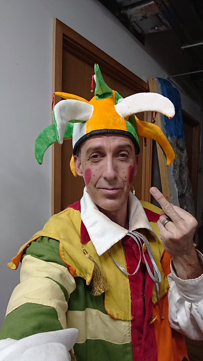 BarrieEnglish's tweet photo. Merry Christmas ya filthy animals 🎄🎅❤️
@PantomimeUk
#sleepingbeauty
#muddles
#longfingers
@IconRareTalent https://t.co/fVs1YsnMJv