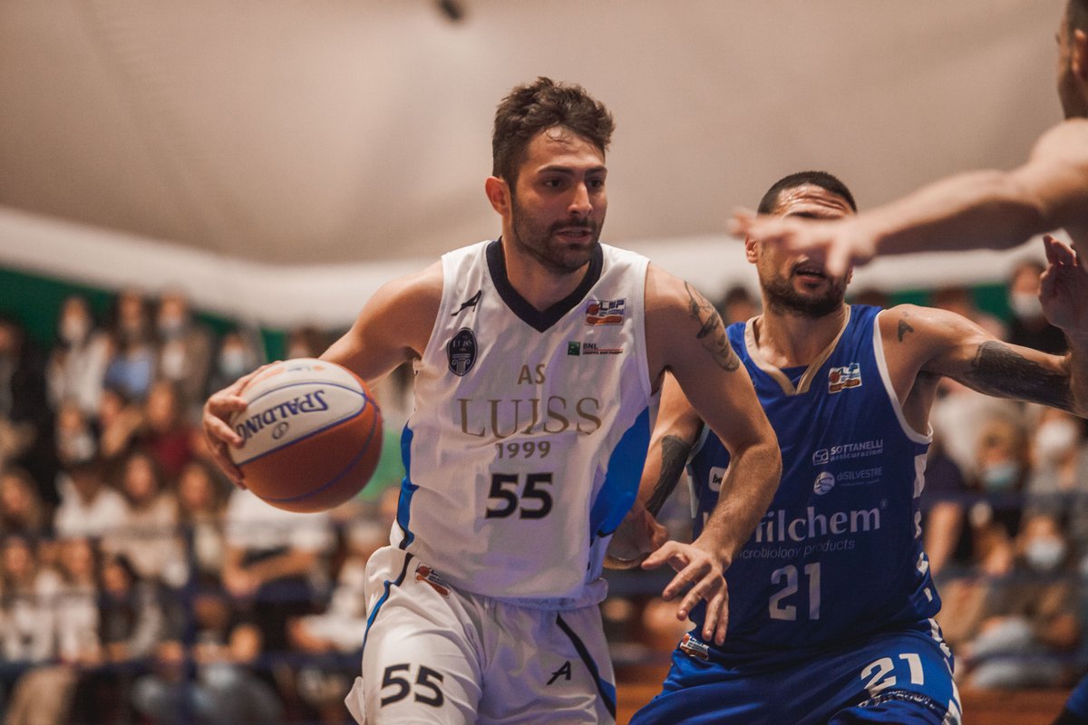 SportLUISS's tweet photo. “Sono onorato di essere uno studente-atleta #Luiss: oltre a creare nuovi giocatori, qui si creano anche gli uomini e i lavoratori del domani”
Il cestista di #BasketSerieB Giorgio Di Bonaventura è stato ospite di "Quinto Quarto"🏀
Qui l'intervista completa: https://t.co/Kayj8Nuhfj https://t.co/9YSlgz94Cs