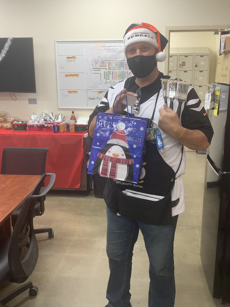HomeOakbrook's tweet photo. 🎄🌟SPREADING CHEER🌟🎄

🎁Arnie won our Rookie of the year award!
🎁Pro DS Phil won our Mr. Fix-It award
🎁ASM Jeff was gifted an appreciation basket 
🎁Kitchen Designer John took the big prize

Congrats to all our hard working crew! https://t.co/oMbTiF1uuo