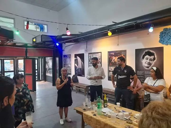 ezearauz's tweet photo. Ayer compartimos una actividad de cierre de año junto a la concejala de los movimientos sociales  @iribarnepato y la consejera escolar Romina Amaya el secretario adjunto de ATE Alejandro Quiñonez,  dirigentes y militantes de organizaciones populares y sindicales de Quilmes. https://t.co/vyweE4HH4W