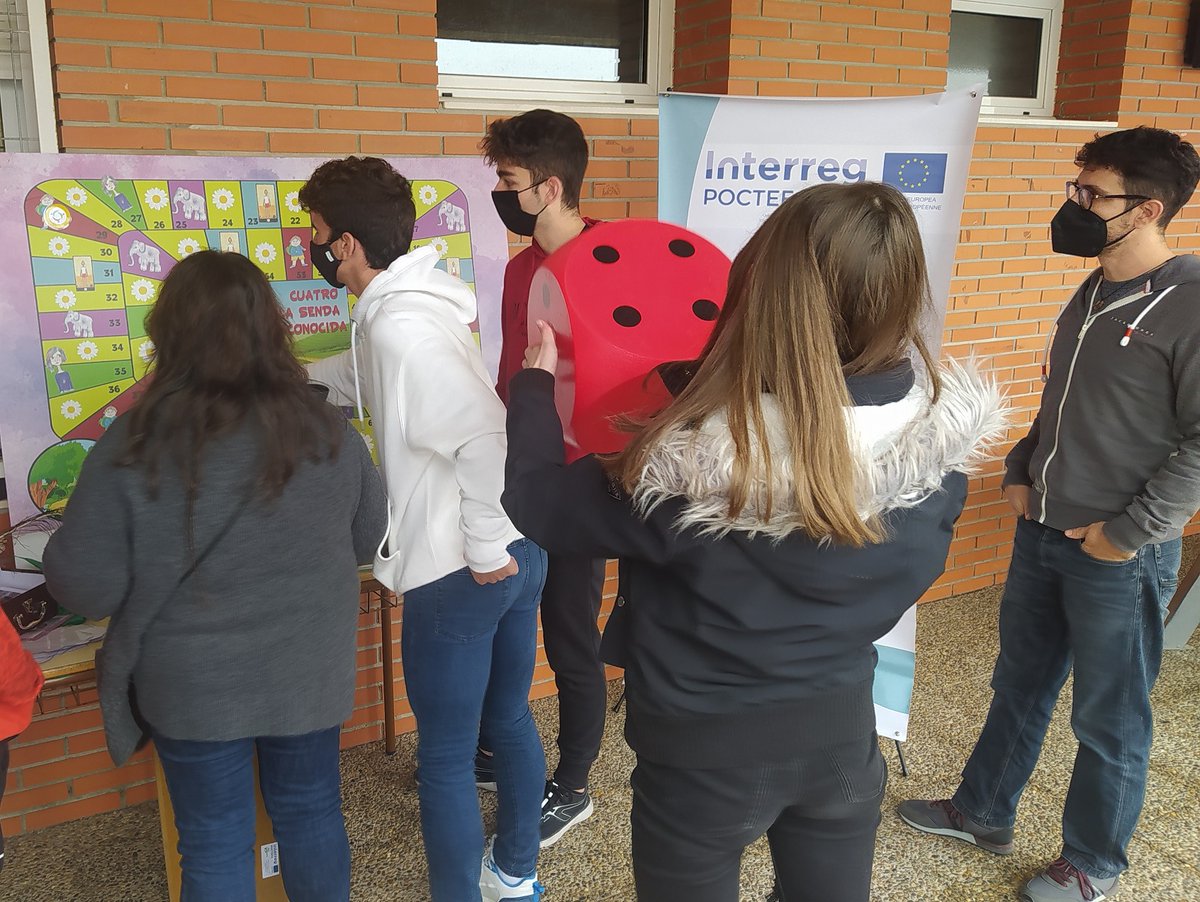 interregsecanto's tweet photo. Los institutos de Monegros han acogido esta semana diversas sesiones del juego “Cuatro en la senda desconocida”,una herramienta para sensibilizar sobre la población vulnerable creada por Fundación para la Promoción de #Juventud de #Monegros gracias al #POCTEFA @interregsecanto https://t.co/UbIGk1Tt54