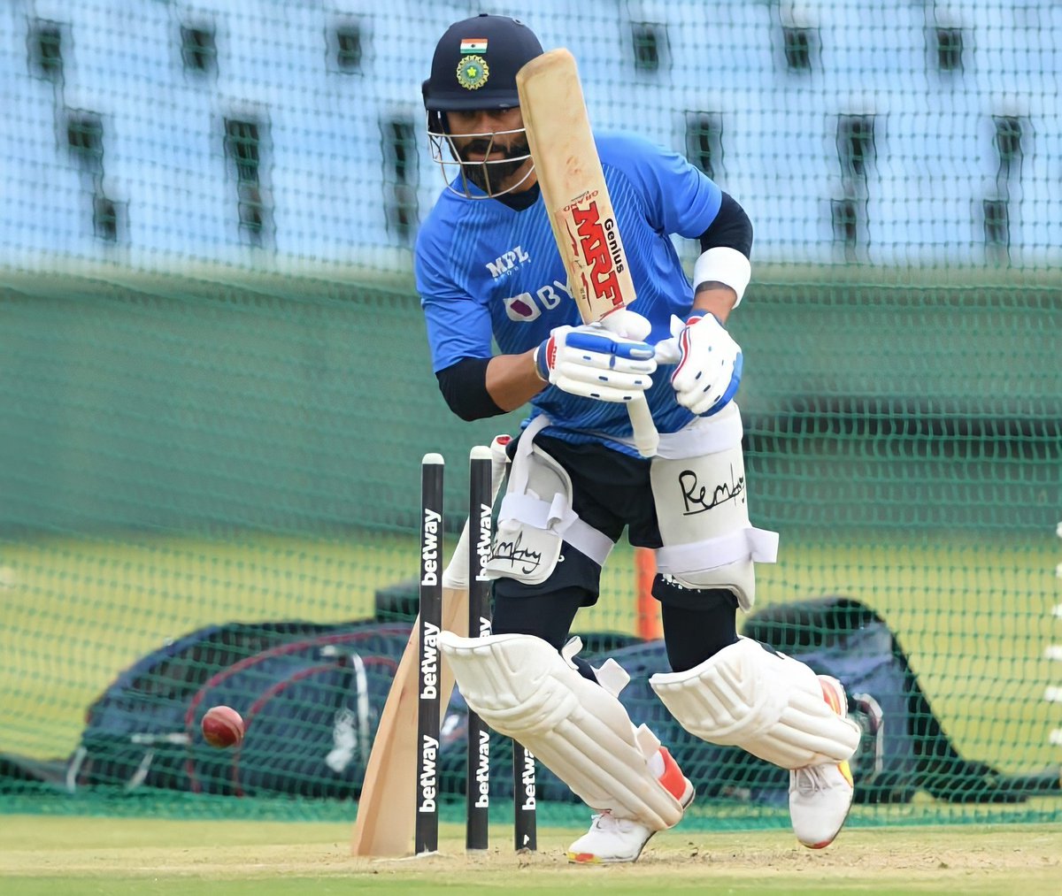imVkohli's tweet photo. 🥊day 🏏..⏳ https://t.co/kV3tbqlQdp