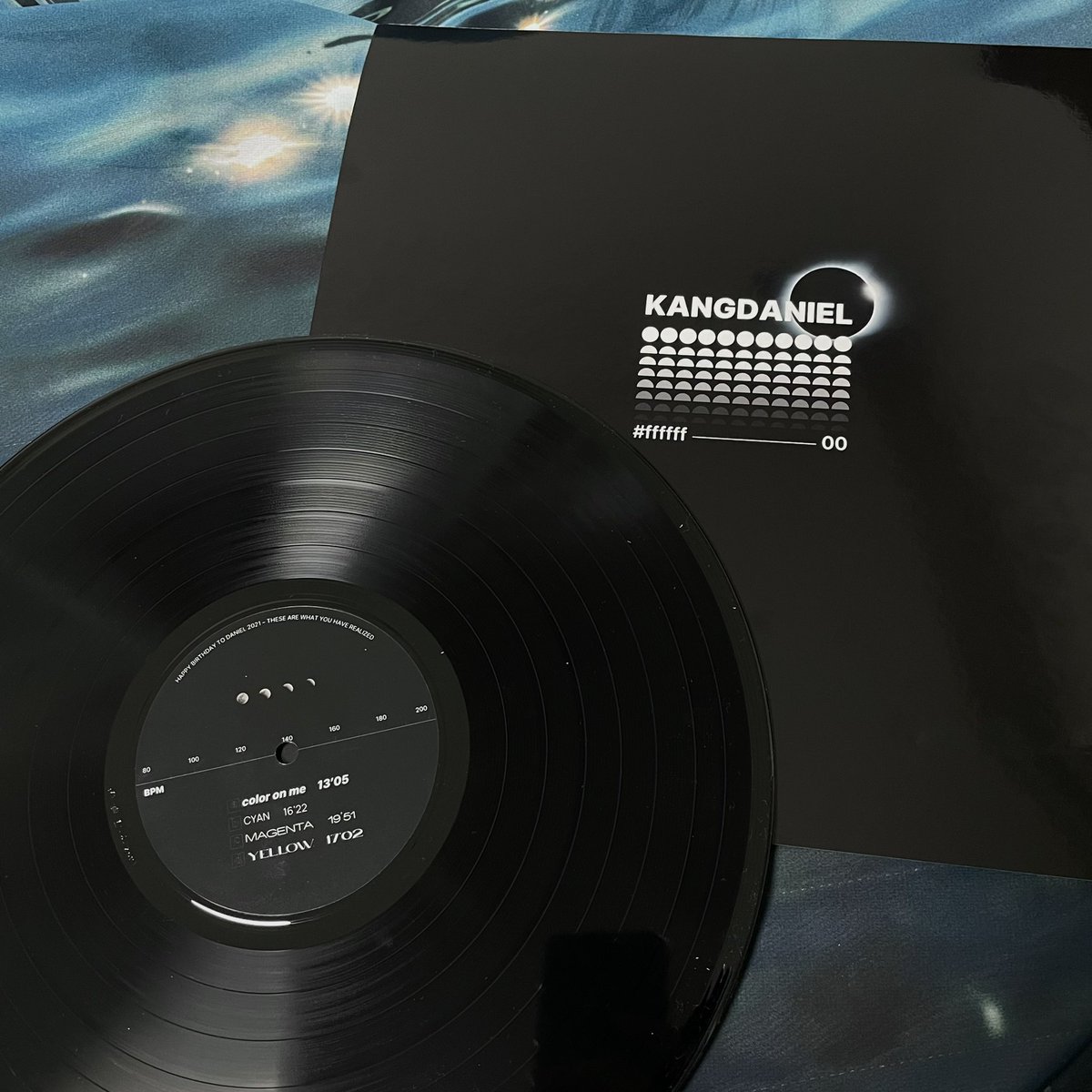 아기다리 고기다렸던 럭드 1등 상품이 왔어요🖤 (새거로 배송 보내주심!) 진짜 디테일천재세요? 현장에서 못봤던 케이스 뒷면까지 까리하면 어케? 그냥 벽에 세워만 놔도 간지작삭 너무멋져 <a href="/CUTE_PSYCHO1210/">𝑪𝒖𝒕𝒆𝒃𝒖𝒕𝑷𝒔𝒚𝒄𝒉𝒐</a> 당신들 혹시 정체가 산타였나요 나 지금 크리스마스선물받은거같아요 알라뷰🖤💖🖤💖