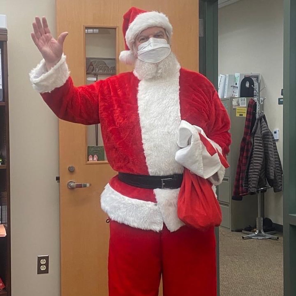 ESCofNJ's tweet photo. ESCNJ students enjoying the holidays!
ACS participants had some delicious holiday treats this week while NuView Academy students had a nice (and socially distanced) visit from Santa. 🎅 #ESCNJ #ACSNJ #NuViewNJ https://t.co/XSnbjZ0Uue