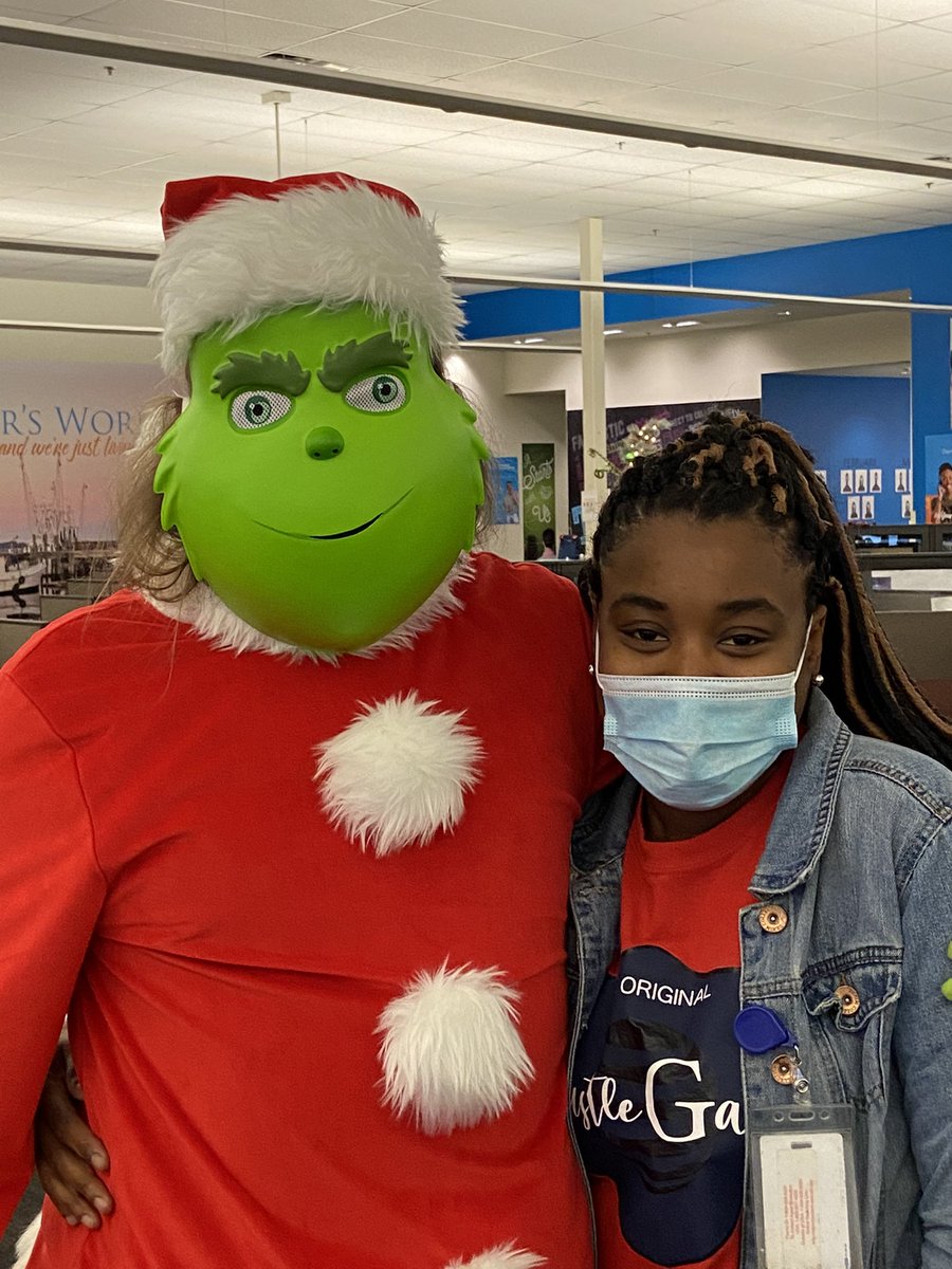 The grinch was spreading some holiday cheer! Merry Christmas from team Ocean Springs and the Grinch <a href="/jmasplund/">Jennifer Asplund</a> <a href="/wloceansprings/">Wendy Labat</a> <a href="/411MikeP/">Michael Patenaude</a>  #wewinas1fam #guinningtogether