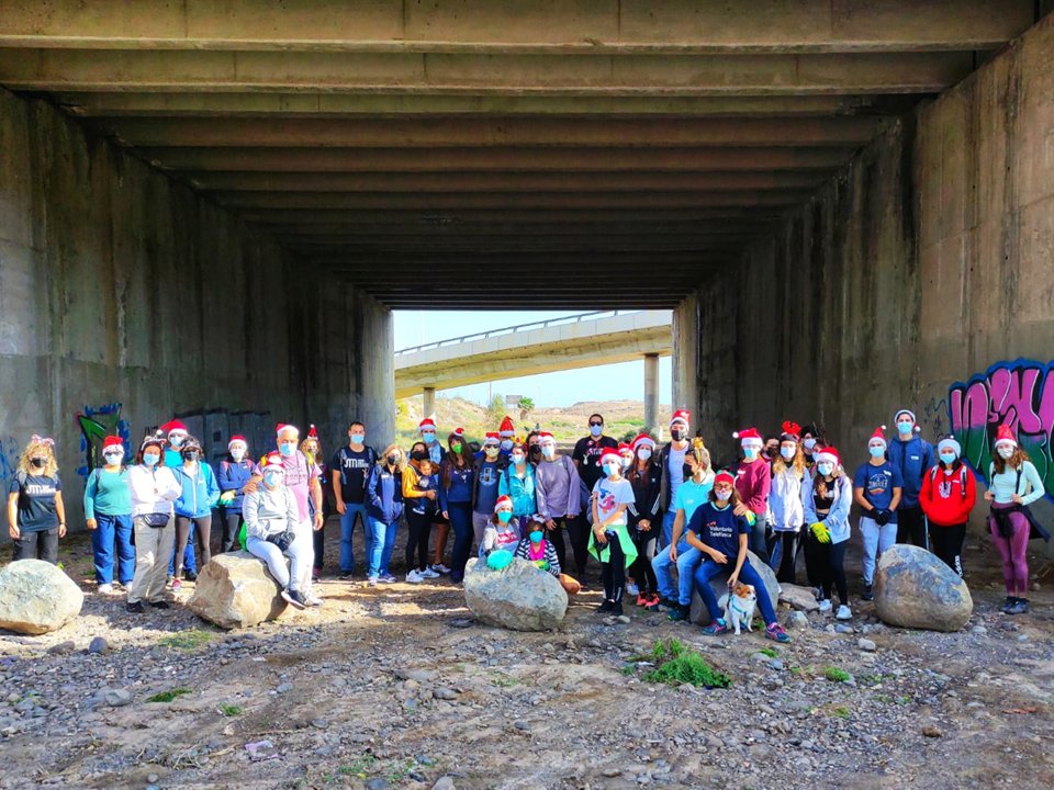 SoyMamut's tweet photo. Una Jornada Navideña con acciones de sensibilización y concienciación ambiental: sendero interpretado por el #BarrancoRealdeTelde; dinámicas de presentación y confianza; gran limpieza #PlayadeLaEsfinge (recogida de residuos: plásticos, bastoncillos, latas, cuerdas..), mensajes.. https://t.co/FlO0wPlpTX