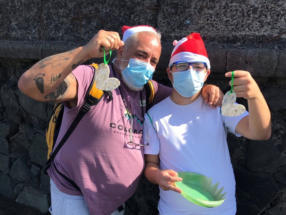 SoyMamut's tweet photo. Una Jornada Navideña con acciones de sensibilización y concienciación ambiental: sendero interpretado por el #BarrancoRealdeTelde; dinámicas de presentación y confianza; gran limpieza #PlayadeLaEsfinge (recogida de residuos: plásticos, bastoncillos, latas, cuerdas..), mensajes.. https://t.co/FlO0wPlpTX